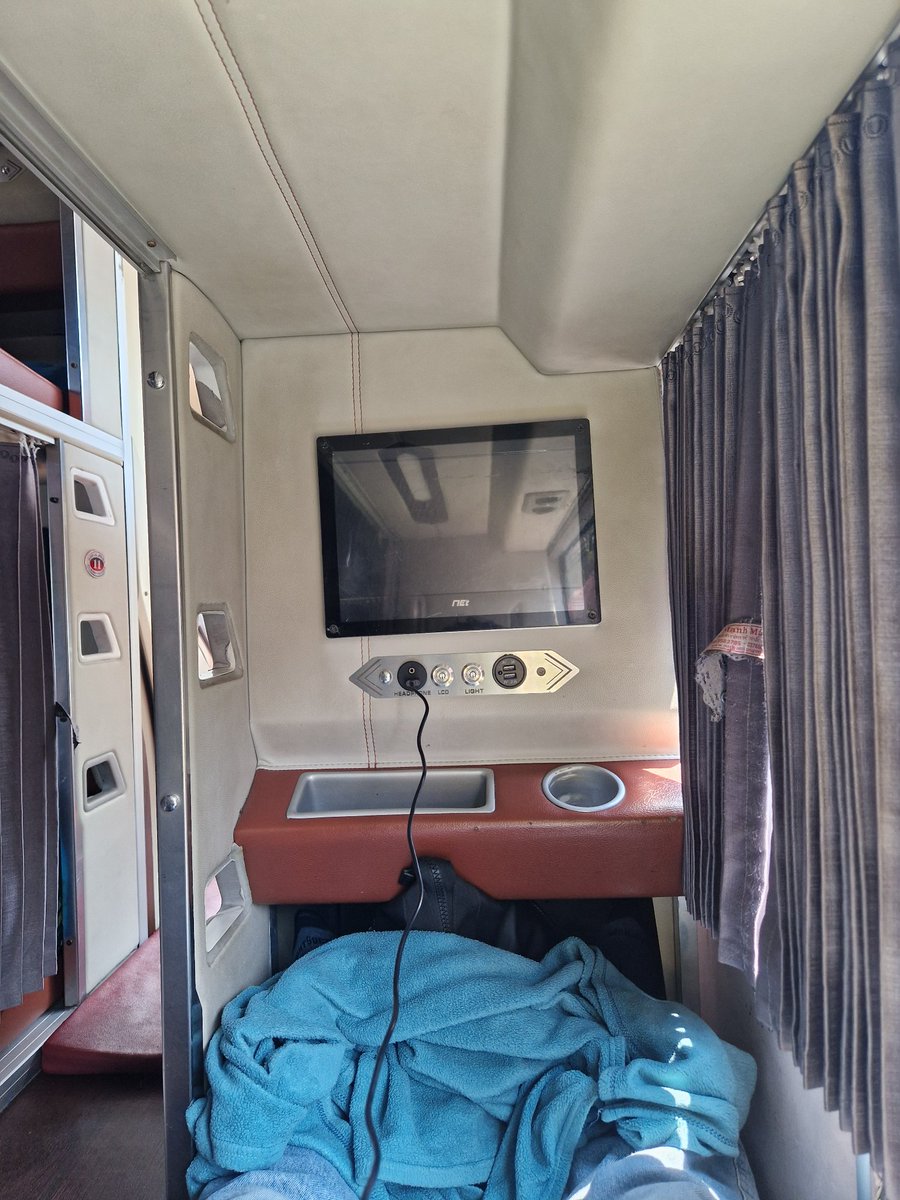 Sukani123's tweet image. Der Sleeping-Bus nach Hue #Vietnam ist ausgebucht bis auf den letzten Platz.
Wir haben nochmal Glück gehabt, ein Ticket bekommen zu haben! Puh...