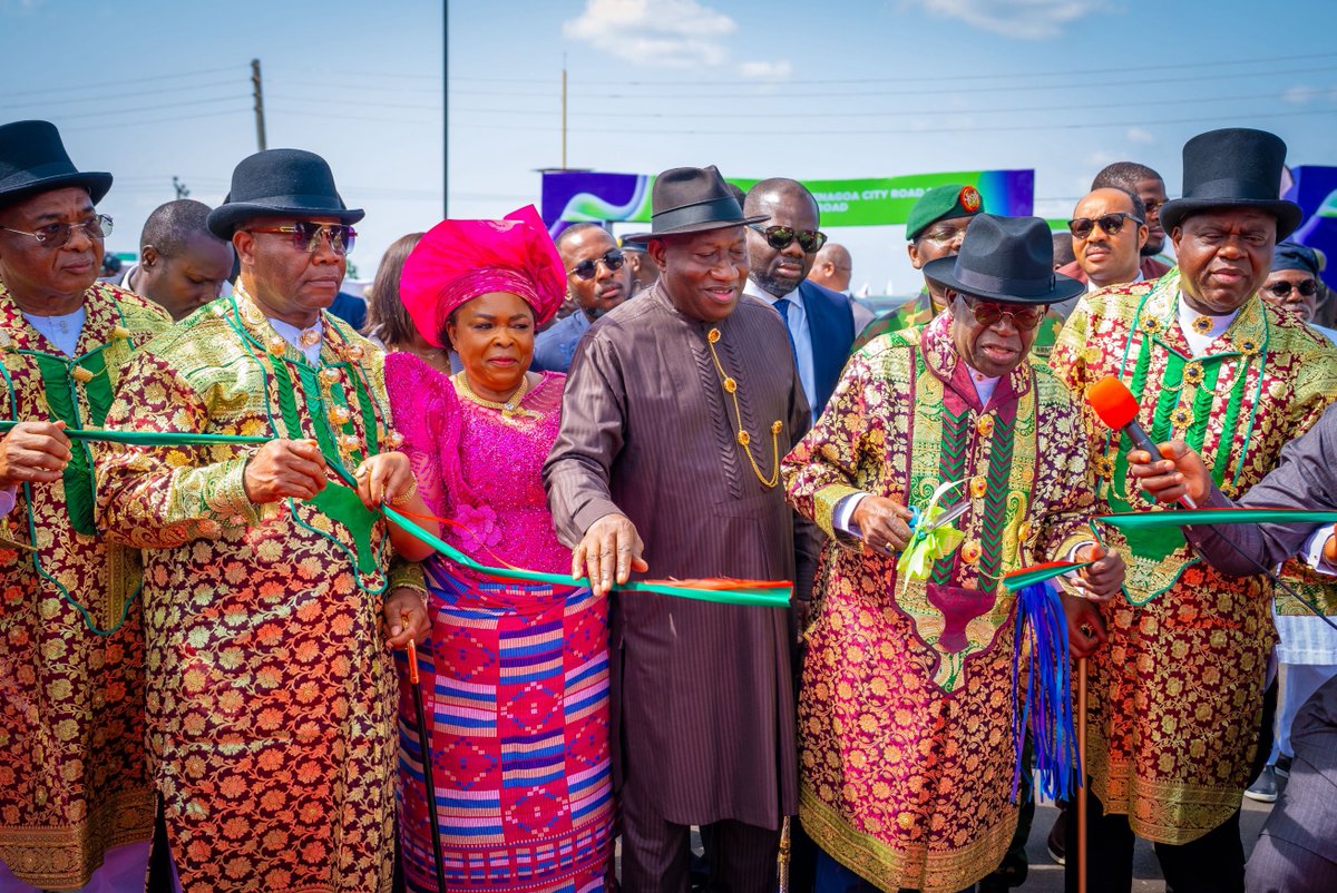 voiceofnigeria's tweet image. PHOTE NEWS:

President Bola Ahmed Tinubu visited Bayelsa State for the inauguration of key infrastructure projects executed by the state government.

#PresidentTinubu #BayelsaState #InfrastructureDevelopment #NigerDelta