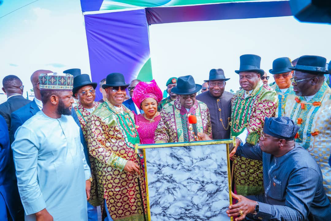 voiceofnigeria's tweet image. PHOTE NEWS:

President Bola Ahmed Tinubu visited Bayelsa State for the inauguration of key infrastructure projects executed by the state government.

#PresidentTinubu #BayelsaState #InfrastructureDevelopment #NigerDelta