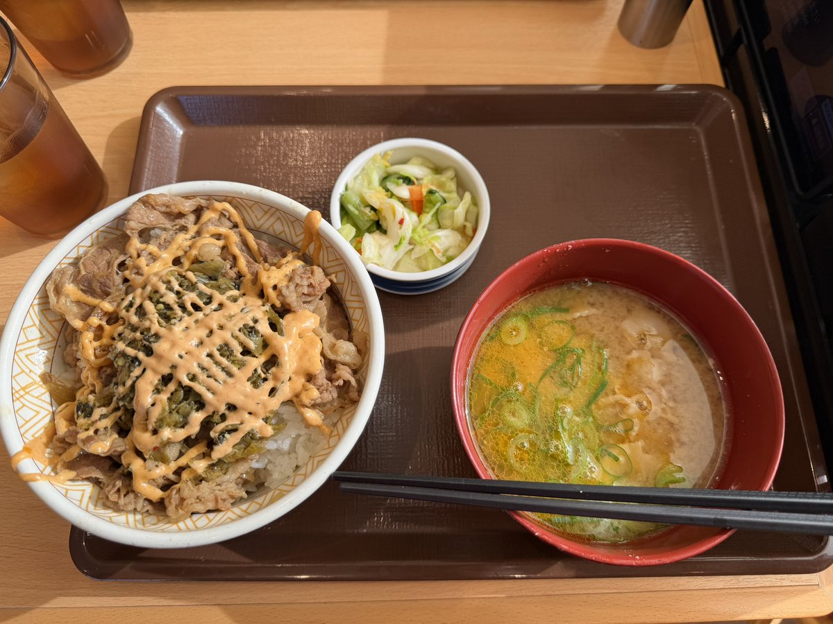 今日のランチは、高菜明太マヨ牛丼大盛りのとん汁･お新香セットで(^_^)
 #すき家  #遅ランチ