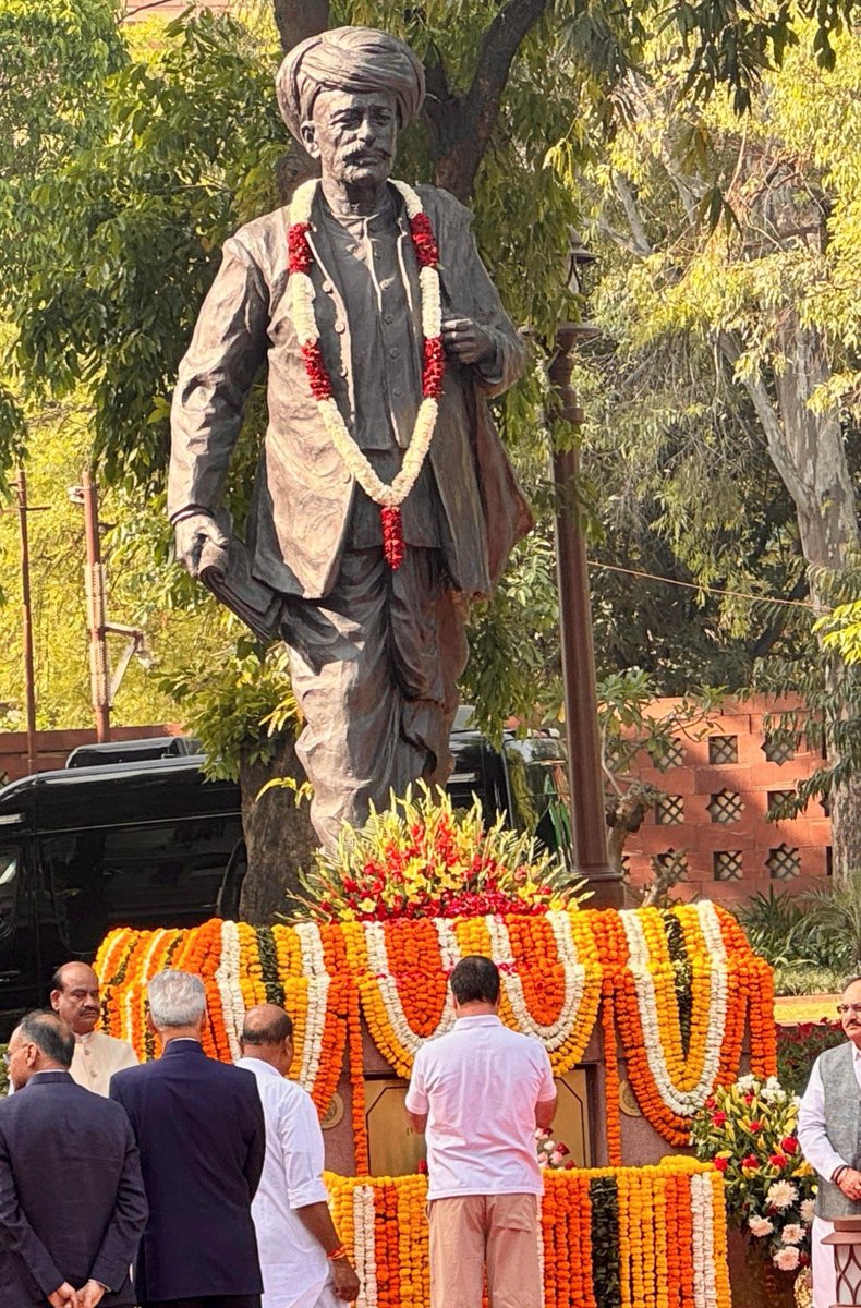 INCHarshsapkal's tweet photo. लोकसभा विरोधी पक्षनेते मा.श्री. राहुलजी गांधी यांनी संसद भवन संकुलातील प्रेरणा स्थळ येथे महात्मा ज्योतिबा फुले यांच्या जयंतीनिमित्त त्यांना विनम्र अभिवादन करून पुष्पांजली अर्पण केली. https://t.co/VmFOJP5dhy