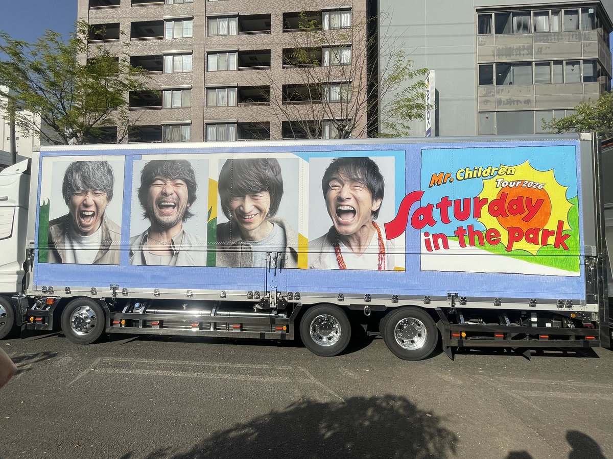 S3ABE8pssiNBn81's tweet image. 本日、横浜アリーナ快晴です☺️
雰囲気を感じたく、ツアトラを拝みにきました🚚✨

会場内にはミスチルの皆さんがいらっしゃるのですよね☺️そんなことだけで色々想像で白米が食べれそうです🍚笑
横浜アリーナで白米🍚持ってる人がいたら私です（嘘）

#横浜アリーナ
#Mr.Children