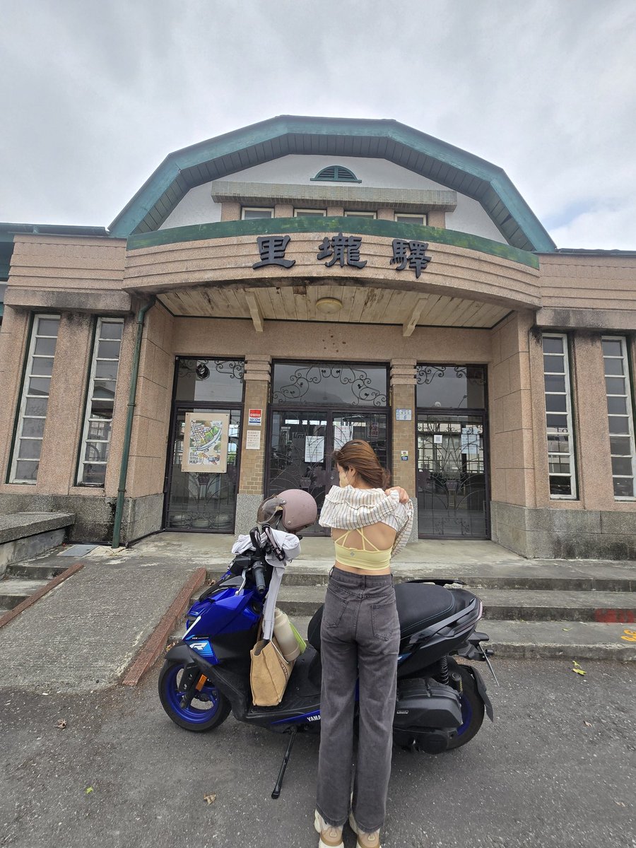 FangX919's tweet photo. 從沒想過會騎🛵🛵🛵環島的一天，
而且還是下大夜直衝!!

幫姐看看有沒有曬黑⋯
#姐容易嗎？！ https://t.co/Uih47gpyLj