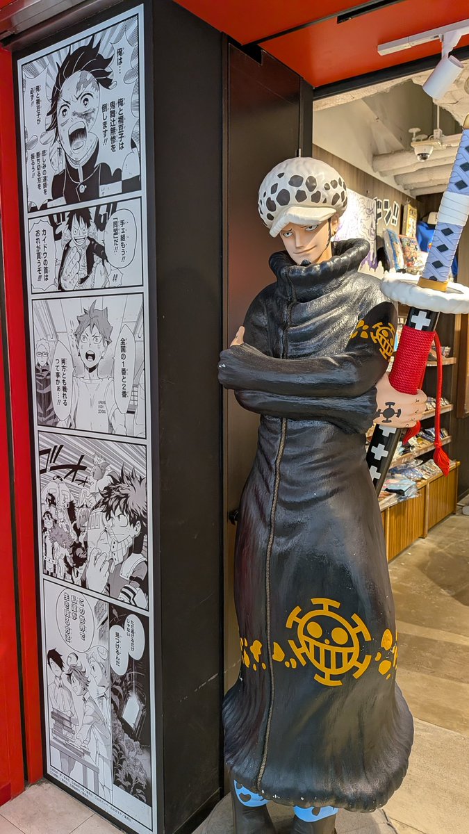 guernicass4's tweet photo. ジャンプショップ横浜店にいるローの立像！ https://t.co/IXJevQ2M6e