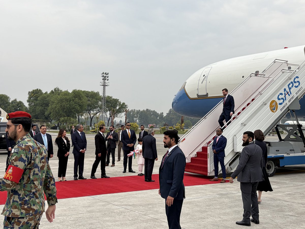 joohnnwickk118's tweet photo. Vice President JD Vance arrives in Pakistan for the Islamabad Talks, is greeted by Pakistani Foreign Minister and Deputy Prime Minister, Chief of the Army Staff and Chef of Defence Forces, and the National Security Advisor and Director General ISI:
#امن_کا_سفیر_پاکستان #پاکستان https://t.co/l2rDzDH3t9
