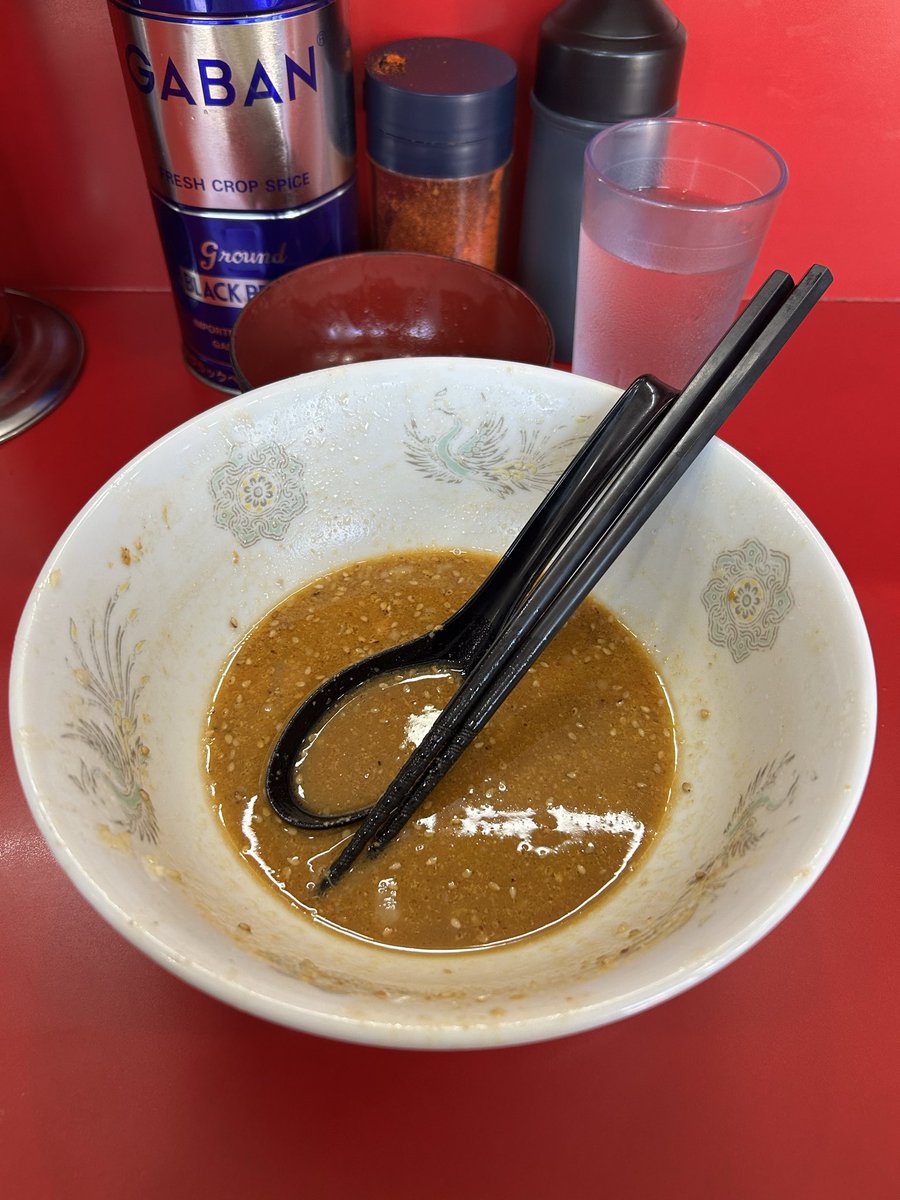 【ラーメン二郎生田駅前店】

1ヶ月ぶりの二郎。
数年ぶりに一か月もあけてしまった。

小豚ラーメン＋生卵＋ごま玉
（カタメ、ヤサイ、ニンニク、アブラ）

ごま玉が改良されてて、これまた絶品😋
チーズ玉やってるときに食べられなかった。。ご馳走様でした🙇‍♂️

#ラーメン二郎
#生田駅前店
#新ごま玉