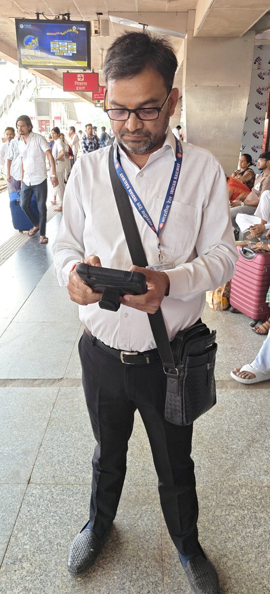 mithilesh__mkp's tweet photo. @firstbiharnews ये टीटी वाराणसी कैंट स्टेशन पर तैनात है 
 यात्रियों से अमर्यादित भाषा, गाली गलौज, बदतमीजी करते है 
समय आभाव में वीडियो तो नहीं बना  इनका pic जरूर अपने कैमरे में कैद कर लिए चलते चलते 
देश भर में रेलवे के इन जैसे महापुरुषों के द्वारा नागरिकों से दुर्व्यवहार होता है
@ABPNews
@aajtak https://t.co/8dy4dgAnhj
