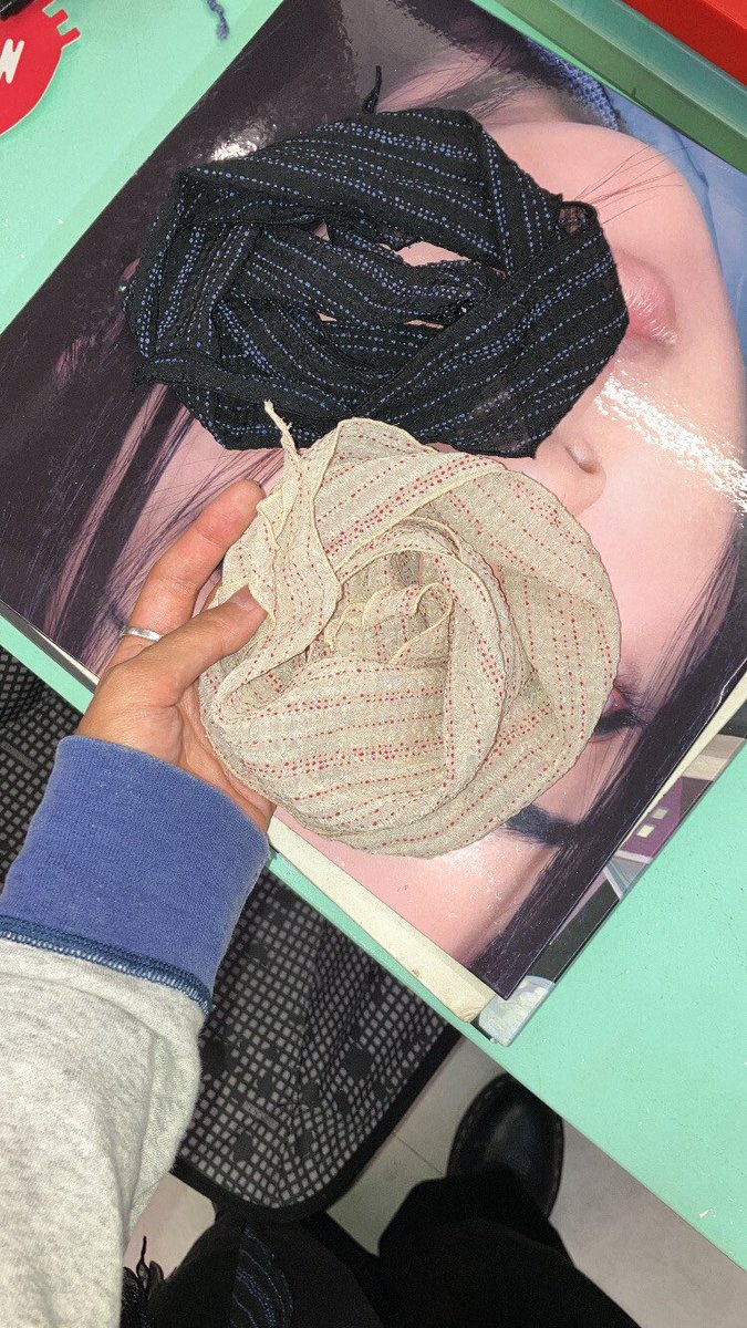 디엠 많이 와서 .. 😵‍💫😵‍💫
후추카루라는 빈티지샵 제작한 스카프예요! 
다른 디자인도 예쁜데 좀 까끌까끌함
ig huchukaru