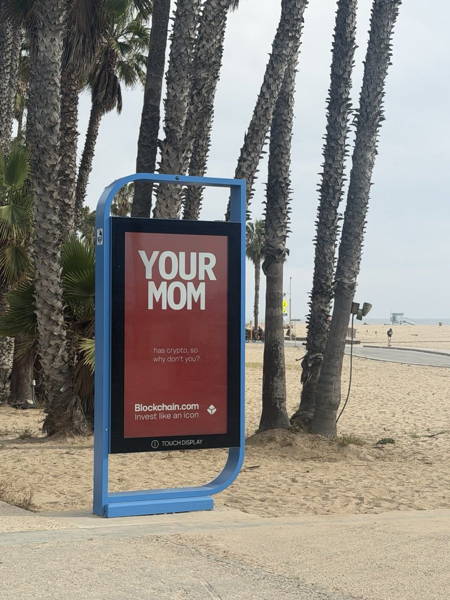 Blockchain tweet media