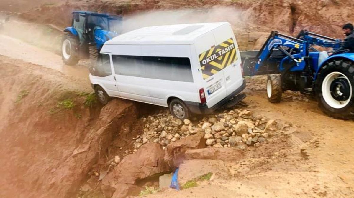Siirt'te etkili olan yağışlar hayatı olumsuz etkiledi.

Kentte merkezi etkisini sürdüren şiddetli yağış, özellikle Şirvan, Pervari ve Eruh ilçelerinde yaşamı olumsuz etkiledi. Yağışlar nedeniyle bazı yerleşim yerlerinde sel baskınları ve heyelanlar meydana geldi.