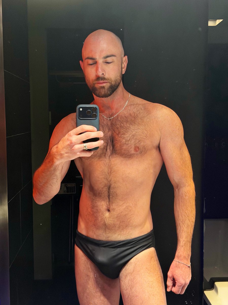 glenrules's tweet image. Today’s work outfit 👯‍♂️
#barcelona 
@denloungewear