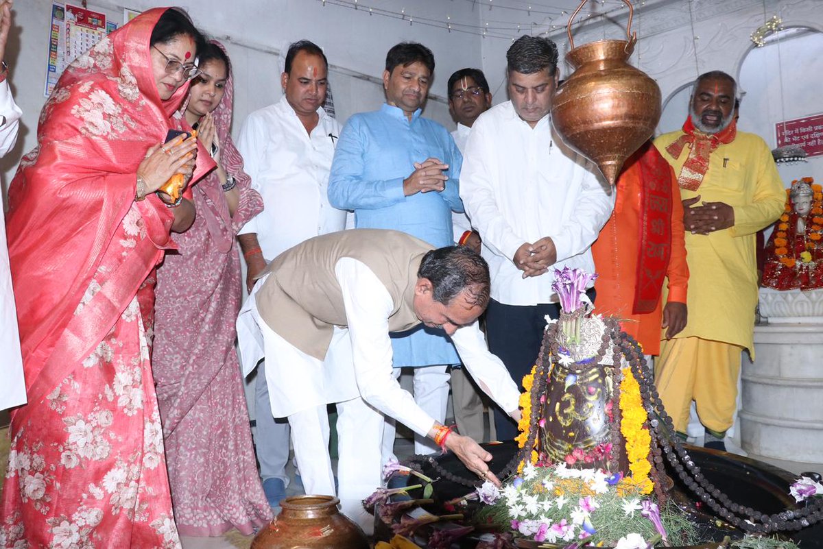 madanrrathore's tweet image. ॐ त्र्यम्बकं यजामहे सुगन्धिं पुष्टिवर्धनम्।
उर्वारुकमिव बन्धनान्मृत्योर्मुक्षीय मामृतात्॥ 

आज बीकानेर के हीरेश्वर महादेव मंदिर में दर्शन कर प्रदेश की सुख-समृद्धि एवं खुशहाली की कामना की।
.
#bikaner