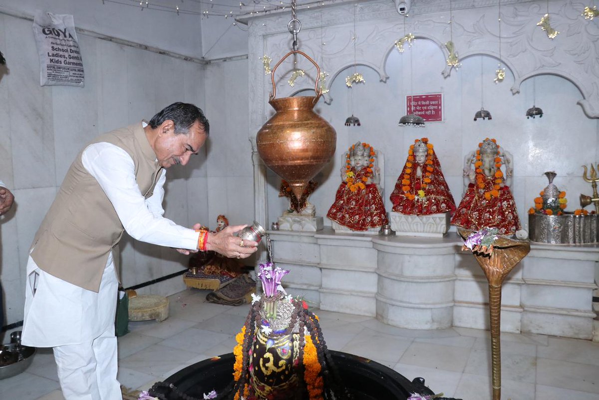 madanrrathore's tweet image. ॐ त्र्यम्बकं यजामहे सुगन्धिं पुष्टिवर्धनम्।
उर्वारुकमिव बन्धनान्मृत्योर्मुक्षीय मामृतात्॥ 

आज बीकानेर के हीरेश्वर महादेव मंदिर में दर्शन कर प्रदेश की सुख-समृद्धि एवं खुशहाली की कामना की।
.
#bikaner