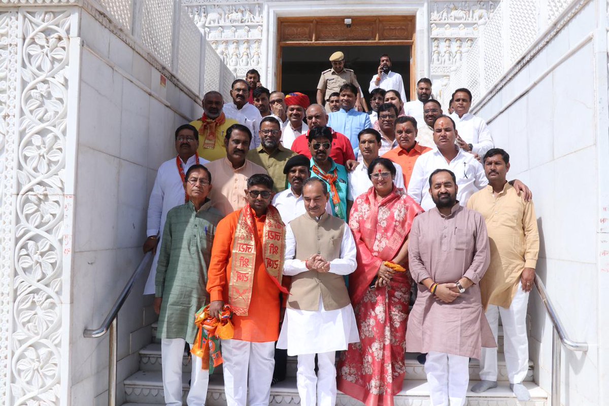 madanrrathore's tweet image. ॐ त्र्यम्बकं यजामहे सुगन्धिं पुष्टिवर्धनम्।
उर्वारुकमिव बन्धनान्मृत्योर्मुक्षीय मामृतात्॥ 

आज बीकानेर के हीरेश्वर महादेव मंदिर में दर्शन कर प्रदेश की सुख-समृद्धि एवं खुशहाली की कामना की।
.
#bikaner