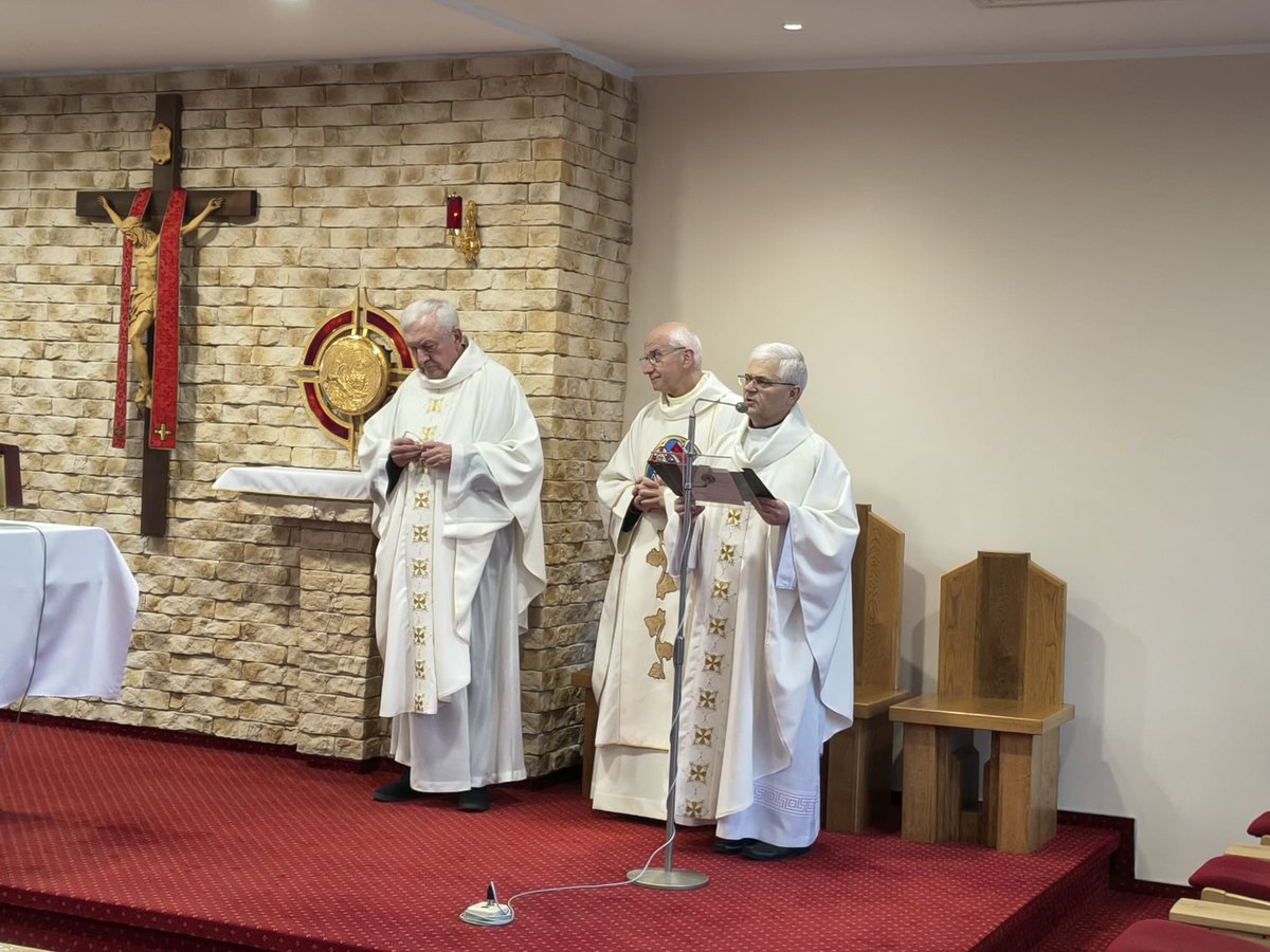 W seminarium duchownym rozpoczęły się ogólnopolskie rekolekcje Domowego Wolontariatu Hospicyjnego.
W sobotę, 11 kwietnia o godz. 15 można się dołączyć do Koronki do Miłosierdzia Bożego, w niedzielę o godz. 13:30 uczestniczyć w katechezie, a o 15 w Godzinie Miłosierdzia i Koronce.