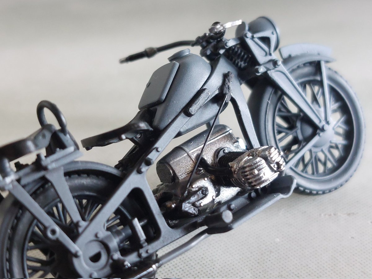 solid_snake_8's tweet photo. Added kick starter and gear shifter on left side and hand shifter on right.
左側にキックスターターとギアセレクター、右側にハンドセレクターを追加しました。
#Zundapp
#KS600
#タミヤ
#ミリタリープラモ https://t.co/5EtSrR3jHw