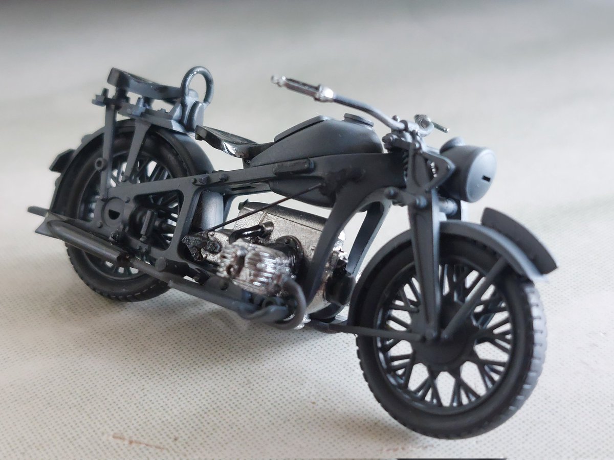 solid_snake_8's tweet photo. Added kick starter and gear shifter on left side and hand shifter on right.
左側にキックスターターとギアセレクター、右側にハンドセレクターを追加しました。
#Zundapp
#KS600
#タミヤ
#ミリタリープラモ https://t.co/5EtSrR3jHw