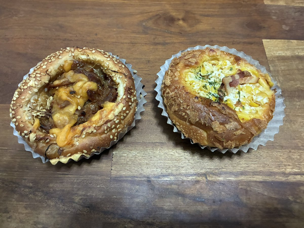 2323233232's tweet image. パン記録

ブーランジェリーオンニ
いちごのデニッシュ　450円
桃の赤ワイン煮のブリオッシュ　350円
てりやきチキン　300円
コーンマヨネーズ　240円
＋消費税
京急本線　上大岡

いちごと桃はリュックの中で無惨な姿になったしまった🥲
まあ味は美味だから問題なかったけど🍓🍑
＃パン