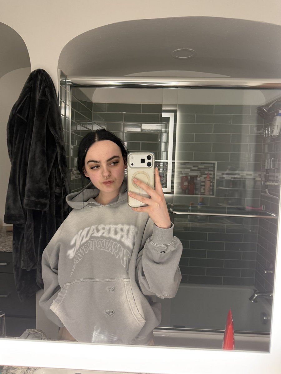 bryn117117's tweet image. arirang hoodie  made it home safe and one person said nice hoodie #bora