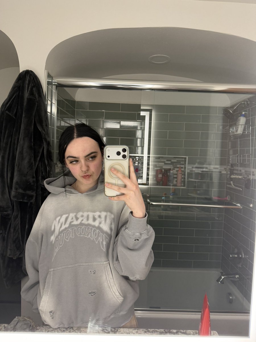 bryn117117's tweet image. arirang hoodie  made it home safe and one person said nice hoodie #bora