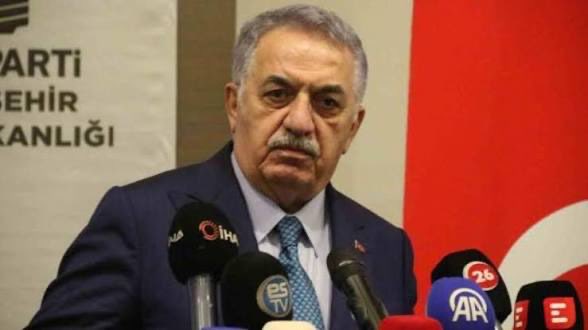 AK Parti Genel Başkan Yardımcısı Hayati Yazıcı, YSK'nın 2003 yılında #Siirt’te yapılan milletvekili seçimlerine ilişkin kararını paylaşarak Özgür Özel'in "Siirt'te ara seçim" iddialarına yanıt verdi. Yazıcı, Siirt'te yapılanın bir yenileme olduğunu belirtti.