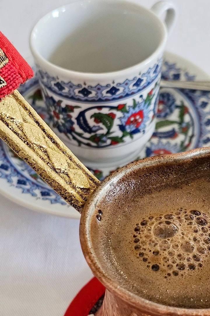 هُناڪ أشخاص
في حياتنا مثل القهوه 
على هيئة جبر خاطر وجبر قلب
 صبااح السـعاده لقلوبـهم..
😊🌹
#صباح_الخير
#صباح_الأشياء_المُشرقة