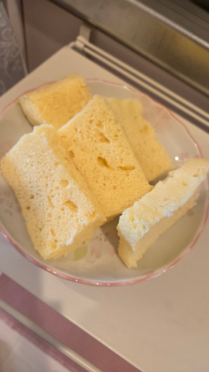 レンジでご飯を炊く容器の説明書に蒸しパンつくれるって書いてたのでホットケーキミックスでやってみた。
めちゃくちゃふわふわにできた。
けど、結構な量になったので(笑)実家にお裾分け〜