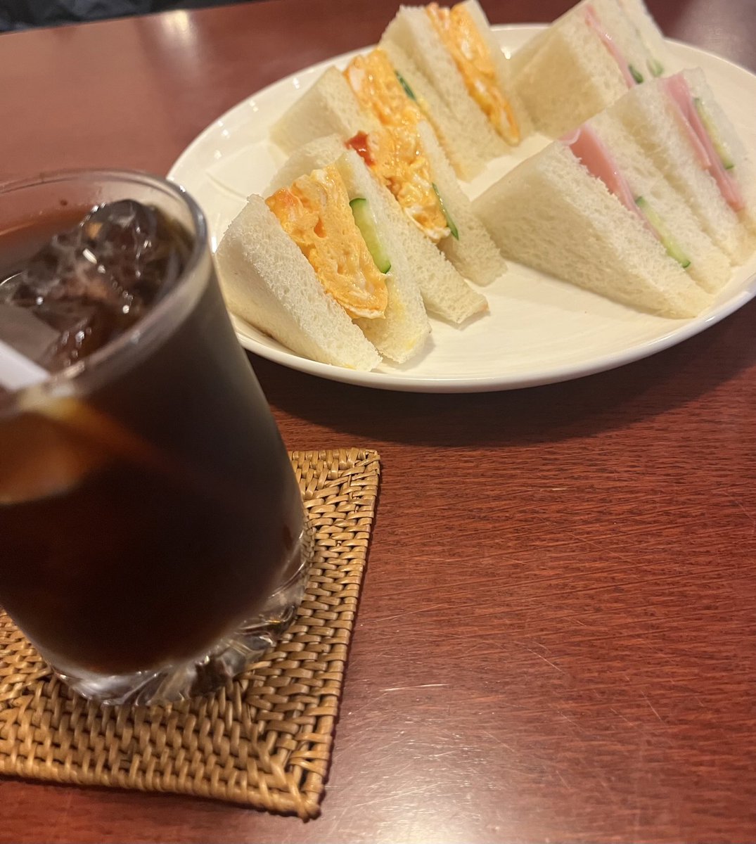 今日からコーヒーをアイスに切り替えることにしました。恐らく１１月上旬くらいまで。そんなことよりサンドイッチって、改めて美味い食べ物であることを再確認。サンドイッチ？サンドウィッチ？
＃どっちでもええわ
＃喫茶ケルン
＃ミックスサンド