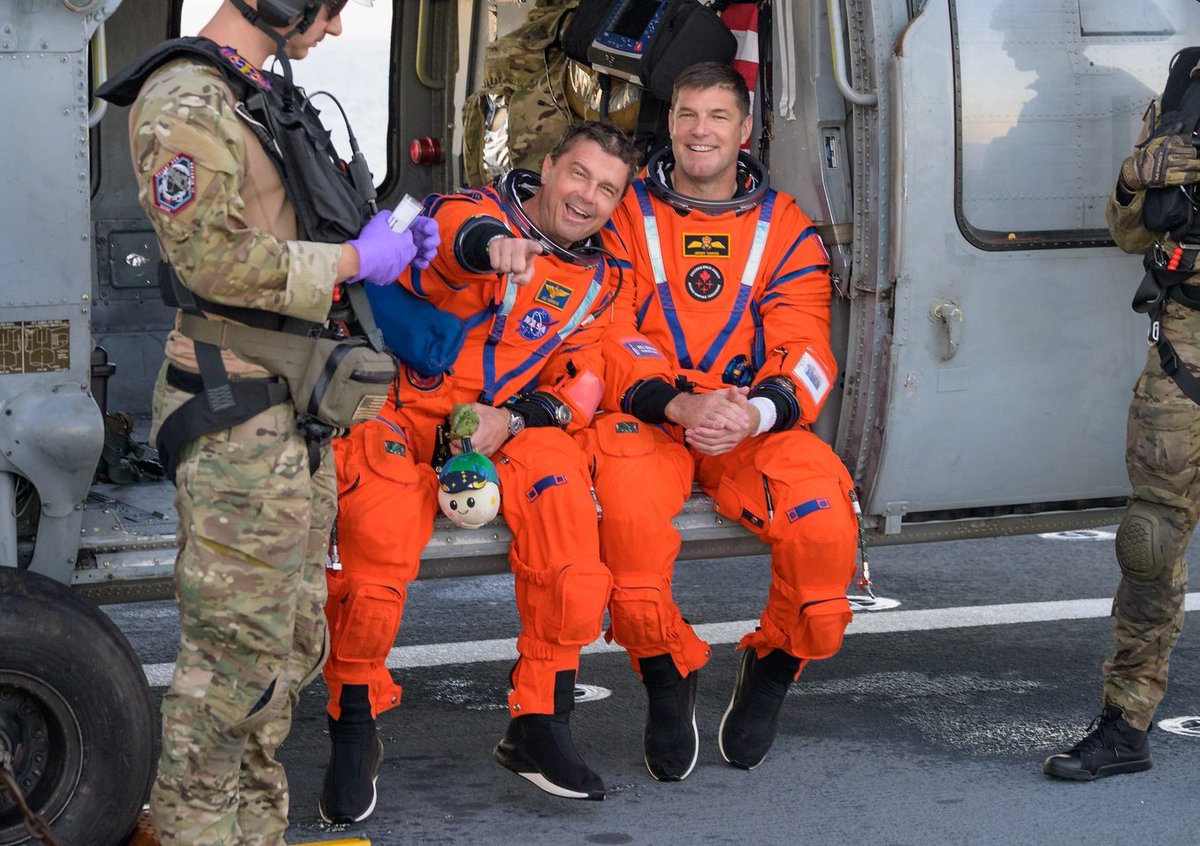 SpaceNosey's tweet photo. La tripulación de Artemis II sanos y salvos en la cubierta de vuelo del USS John P. Murtha.

#ArtemisII @NASA @esa https://t.co/kXTUsFc8US