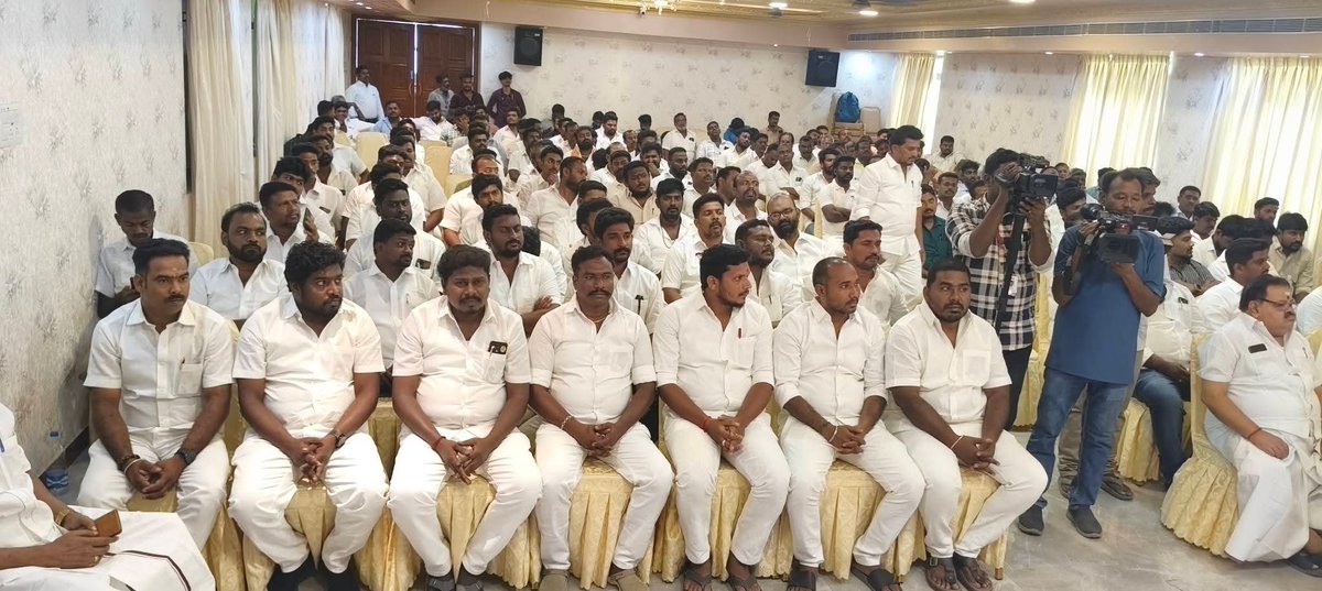 vck_amuthan's tweet photo. தேனி மாவட்டத்தில் திமுக இளைஞர் அணி ஆலோசனை கூட்டம் இன்று தேனி தனியார் விடுதியில் நடைபெற்று வருகிறது.
இந்நிகழ்வில் பெரியகுளம் தொகுதி வேட்பாளர் சக்திவேல் பங்கேற்று வருகிறார்..
#vckpaanai #vckwins8 #voteforvck #VCK #tnelectionwitharammedia #arammedialive https://t.co/x8gU4AZ7RS