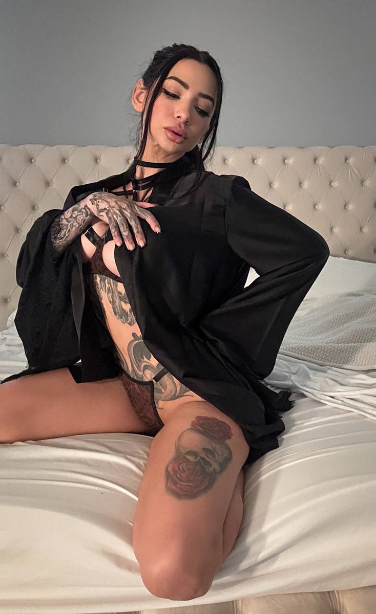 Cassie Curses 🕸 tweet media