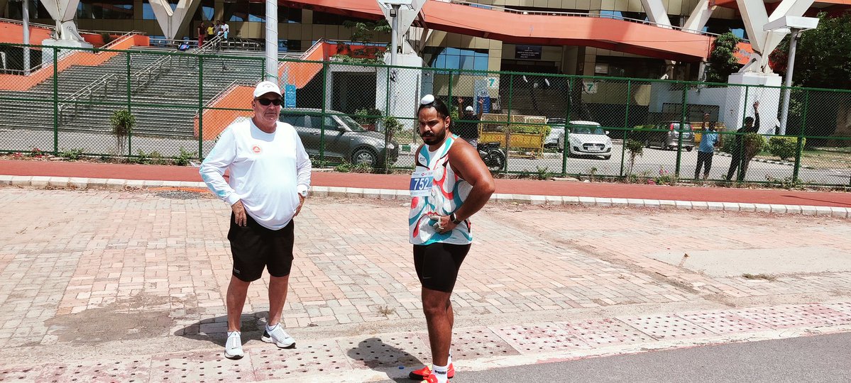 nnis_sports's tweet image. Between his throws, hammer thrower Damneet Singh is continuously taking tips from coach Steve Lemke.

#Athletics #IndianAthletics #TrackandField #NNISSports