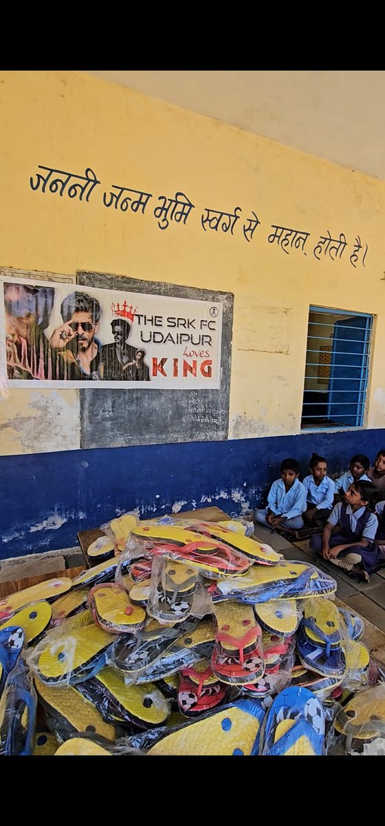 srkfcudr's tweet image. Team SRK FC Udaipur distributed slippers to kids at a government school today, keeping summer in mind, and also arranged lunch.
Small step, big smiles 🤍
#KING @iamsrk @RedChilliesEnt #Udaipur #JoinFDFS