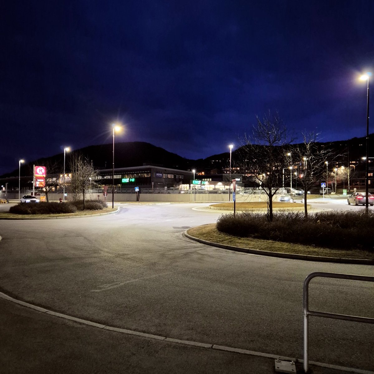 Doramusicana's tweet photo. This is my kind of town π΅πΆπ #mykindoftown #lilyhammer #streetphotography #lightsindarkness #springevenings #spring2026 #april2026 https://t.co/0ZLswOfk7n