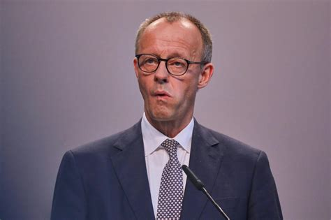 hschurich's tweet photo. Wenn ein Kanzler seine Bevölkerung als zu faul betrachtet, Rentner als Schmarotzer sieht und ihm der Anstieg der Lebenshaltungskosten am Arsch vorbeigeht, dann hast du es mit einem Mann zu tun, der den Herausforderungen der Zeit und seines Amtes nicht gewachsen ist.
Der an der Größe der Verantwortung zerbricht und beginnt, um sich zu treten, wie ein trotziges Kind.
Merz wird als eine sehr traurige Gestalt in die Annalen Deutschlands eingehen.
Als einer, der von sich glaubte, das Zeug zum Staatsmann zu haben, und dabei kläglich scheiterte.