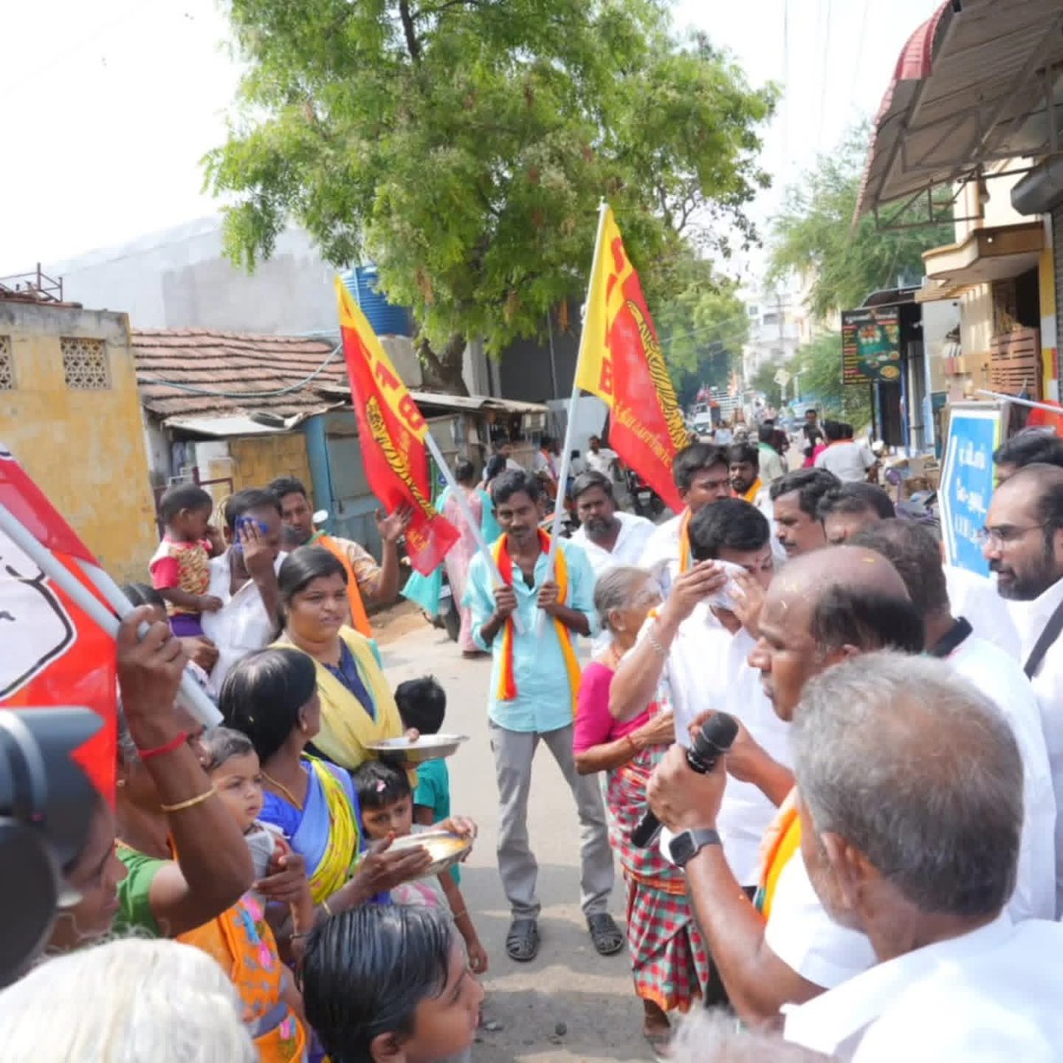 S_thangaraj_'s tweet photo. திருப்பூர் மாநகராட்சியின் 26-வது வார்டுக்கு உட்பட்ட பகுதிகளில் இன்று எழுச்சிமிகு வாக்கு சேகரிப்பு நடைபெற்றது. 

கொங்கணகிரி கோவில், சாரதா நகர், மகாசக்தி நகர், நேரு நகர், எம்.ஜி.ஆர் நகர், ஏ.வி.எம் நகர், மாரியம்மன் கோவில் மற்றும் சாமுண்டிபுரம் மெயின் ரோடு ஆகிய பகுதிகளில் மக்களை நேரில் சந்தித்து ஆதரவு திரட்டினோம்.

​செல்லும் இடமெல்லாம் தாய்மார்களின் ஆசியும், இளைஞர்களின் உற்சாக முழக்கங்களும் மாற்றத்திற்கான அறிகுறியாய் அமைந்தன!

ஆதரிப்பீர் தேசிய ஜனநாயக கூட்டணியை!
வாக்களிப்பீர் தாமரைச் சின்னத்தில்!!

#BJP4IND #bjp4tirupursouthassembly