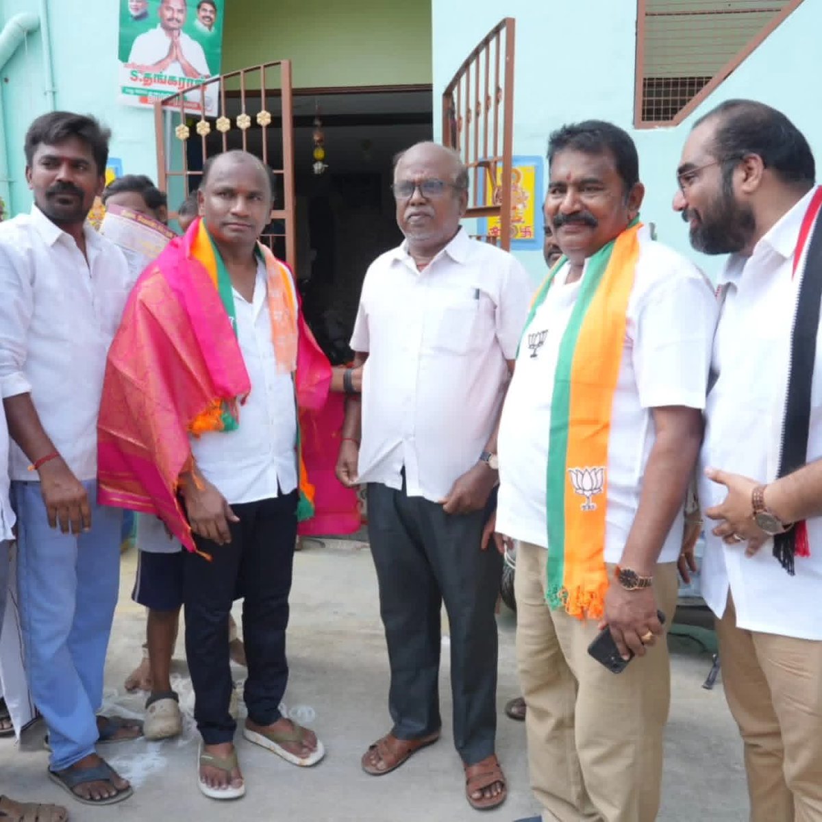 S_thangaraj_'s tweet photo. திருப்பூர் மாநகராட்சியின் 26-வது வார்டுக்கு உட்பட்ட பகுதிகளில் இன்று எழுச்சிமிகு வாக்கு சேகரிப்பு நடைபெற்றது. 

கொங்கணகிரி கோவில், சாரதா நகர், மகாசக்தி நகர், நேரு நகர், எம்.ஜி.ஆர் நகர், ஏ.வி.எம் நகர், மாரியம்மன் கோவில் மற்றும் சாமுண்டிபுரம் மெயின் ரோடு ஆகிய பகுதிகளில் மக்களை நேரில் சந்தித்து ஆதரவு திரட்டினோம்.

​செல்லும் இடமெல்லாம் தாய்மார்களின் ஆசியும், இளைஞர்களின் உற்சாக முழக்கங்களும் மாற்றத்திற்கான அறிகுறியாய் அமைந்தன!

ஆதரிப்பீர் தேசிய ஜனநாயக கூட்டணியை!
வாக்களிப்பீர் தாமரைச் சின்னத்தில்!!

#BJP4IND #bjp4tirupursouthassembly