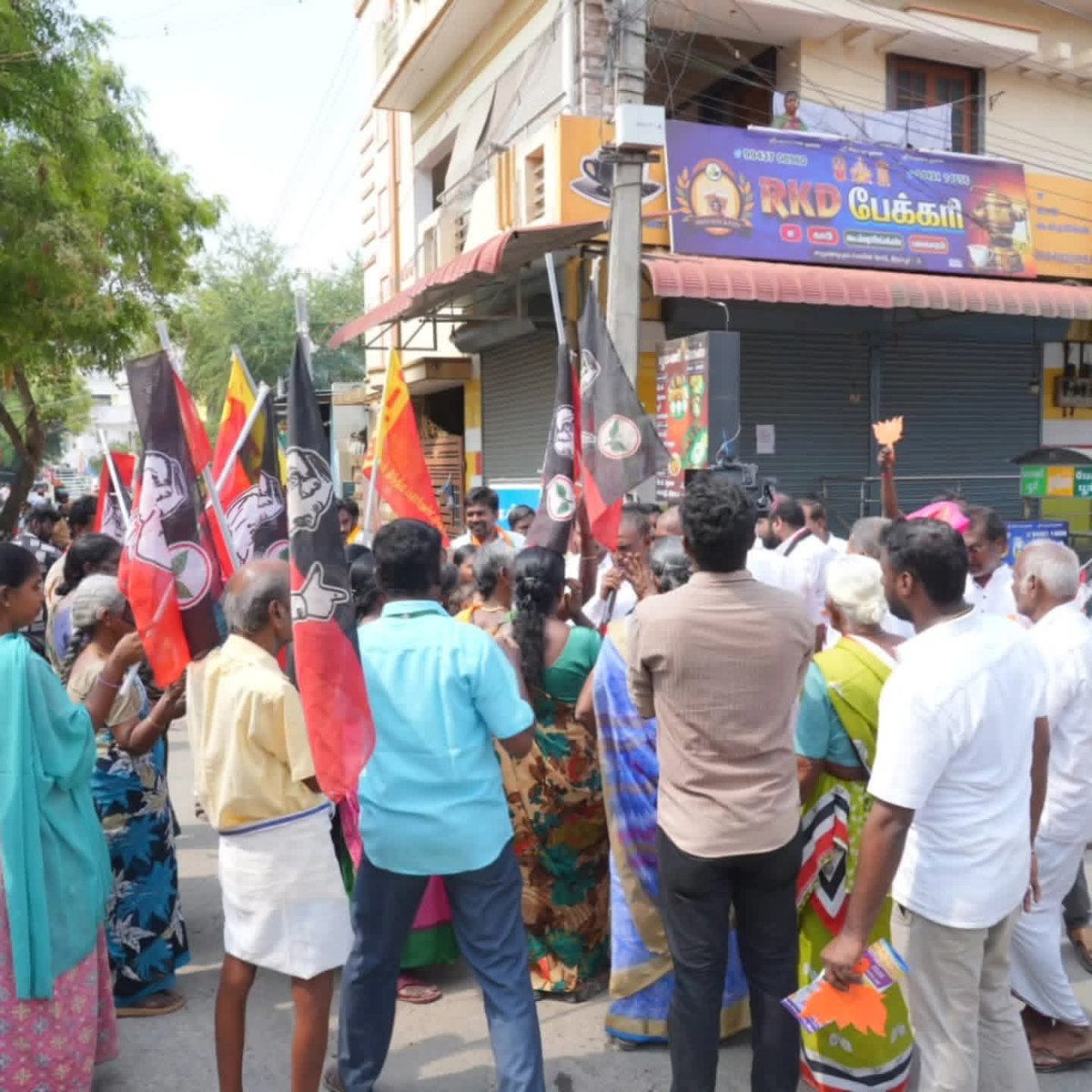 S_thangaraj_'s tweet photo. திருப்பூர் மாநகராட்சியின் 26-வது வார்டுக்கு உட்பட்ட பகுதிகளில் இன்று எழுச்சிமிகு வாக்கு சேகரிப்பு நடைபெற்றது. 

கொங்கணகிரி கோவில், சாரதா நகர், மகாசக்தி நகர், நேரு நகர், எம்.ஜி.ஆர் நகர், ஏ.வி.எம் நகர், மாரியம்மன் கோவில் மற்றும் சாமுண்டிபுரம் மெயின் ரோடு ஆகிய பகுதிகளில் மக்களை நேரில் சந்தித்து ஆதரவு திரட்டினோம்.

​செல்லும் இடமெல்லாம் தாய்மார்களின் ஆசியும், இளைஞர்களின் உற்சாக முழக்கங்களும் மாற்றத்திற்கான அறிகுறியாய் அமைந்தன!

ஆதரிப்பீர் தேசிய ஜனநாயக கூட்டணியை!
வாக்களிப்பீர் தாமரைச் சின்னத்தில்!!

#BJP4IND #bjp4tirupursouthassembly