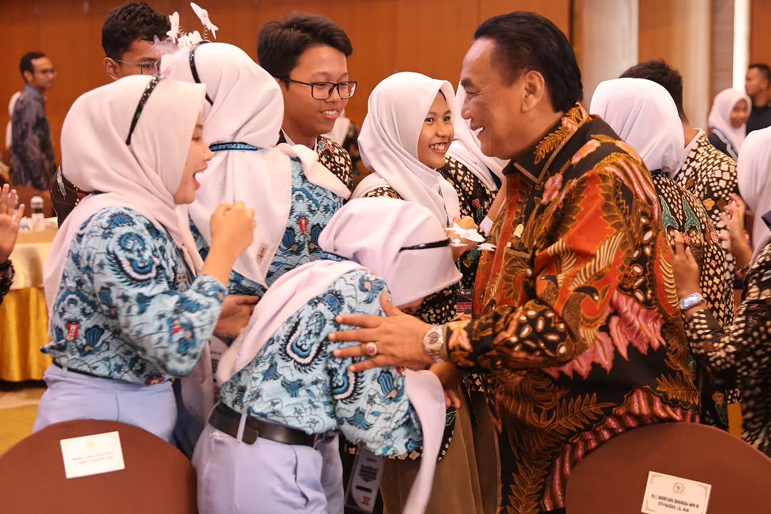 KangDien_Wae's tweet photo. Dari ruang ilmu hingga panggung kebangsaan,
Bambang Pacul memimpin dengan bijaksana.
Empat pilar cerdas cermat jadi pedoman,
Menyatukan akal budi, jiwa, dan raga utama.
#BambangPacul #CerdasCermat https://t.co/Jy0KNmTSFO