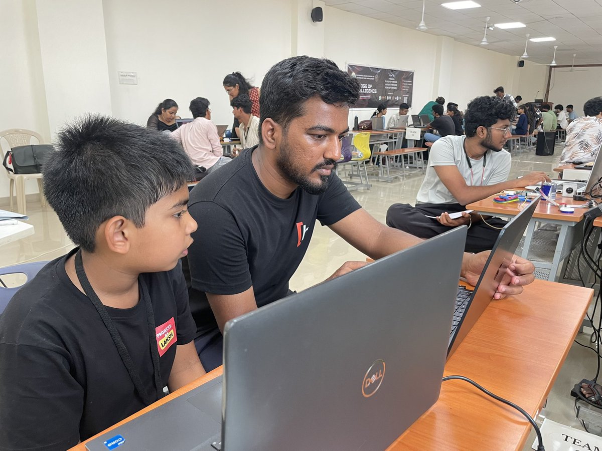 CaptVenk's tweet photo. Laksh having intense discussions with the founder of @PcbCupid. https://t.co/1t18fM9Nlc