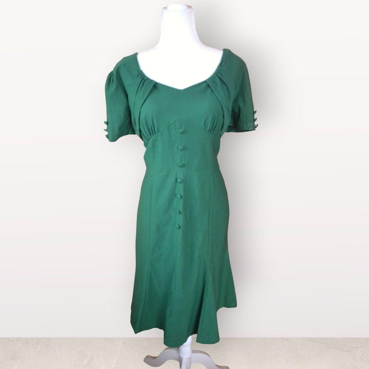 VintageLagoon's tweet image. 🌺Vintage Blue Lagoon Spring Sale now on 🛍
Fresh vintage &amp;amp; preloved pieces are landing, timeless prints and one-of  finds at great prices.
💚 Rare Vintage 1990s Mona Boutique Bottle Green Dress – Size 20 – 1940s Style- Now £15.30
#VintageSale #VintageStyle #VintageDress