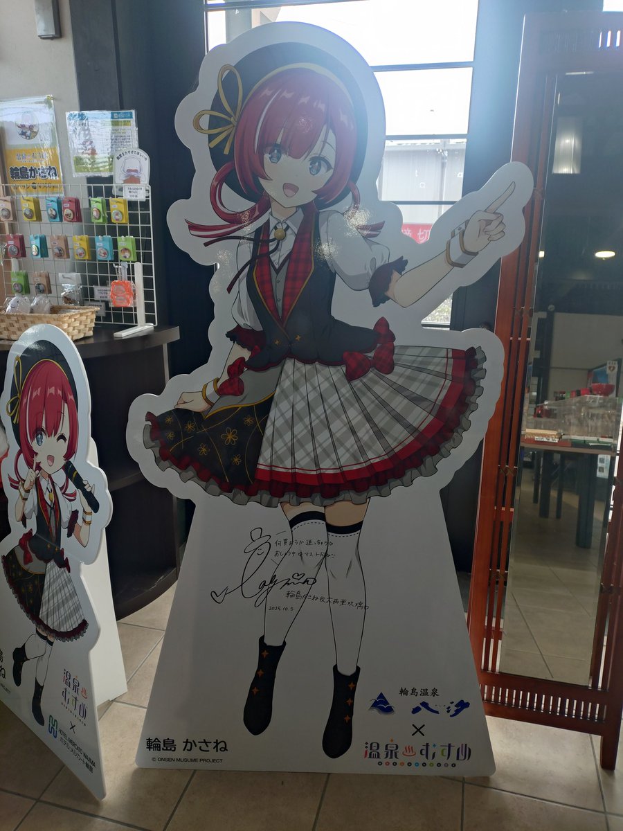 naokiks's tweet photo. 道の駅輪島に到着
アクリルスタンドと缶バッチを購入してきました。
＃輪島かさね
＃温泉むすめ https://t.co/ZcvxBCOsjR