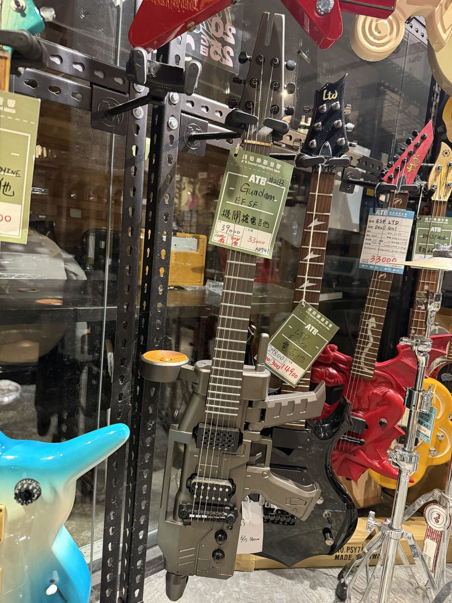 ganbare_yuuk1sb's tweet image. 台湾🇹🇼に湯谷用のギターあったで笑
@flying_megane 
15万くらい🎸

#機動戦士ガンダム #ガンダム #guitar