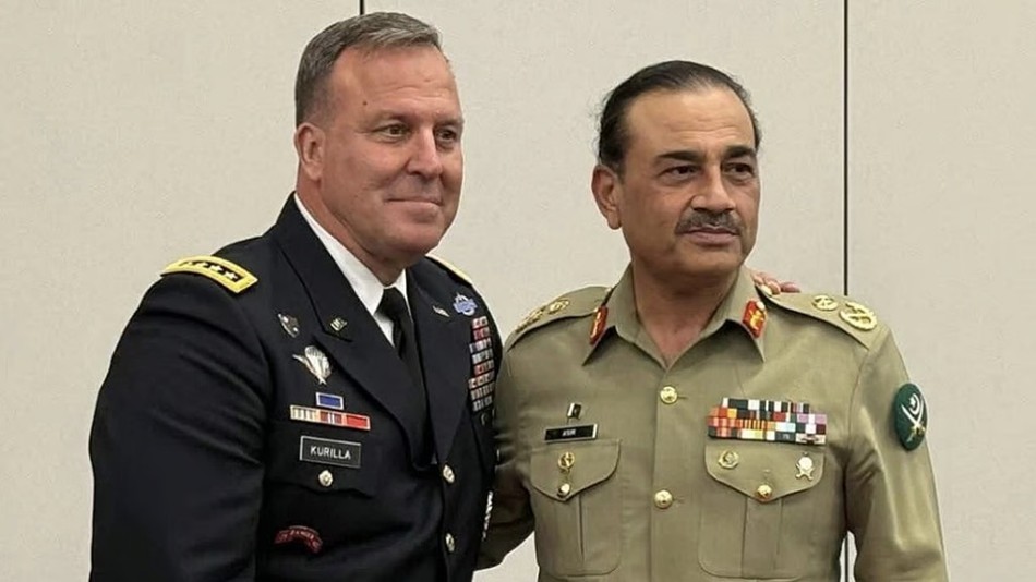After Uganda's Military Chief offers to deploy 100,000 soldiers in Israel 
Pakistan'sarmy chief Asim Munir  announce that just after Islamabad Peace Meeting he will send 50000 soldiers of Pak Army to help isreal as the member "Board of Peace"  . 

#Pakistán #PakPeaceDiplomacy