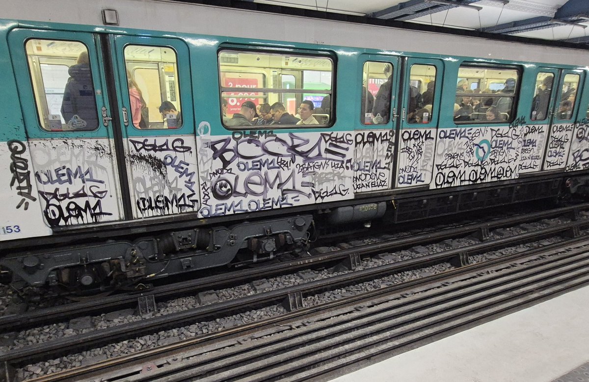 EVDM75007's tweet image. Certes les nouveaux métros #MF19 prennent (très) progressivement possession de la @Ligne10_RATP mais est-ce une raison pour laisser en circulation sans entretien extérieur depuis des mois ces rames (et d'autres sont dans un état similaire...) @ClientsRATP ?
#RATP #Métro #Ligne10