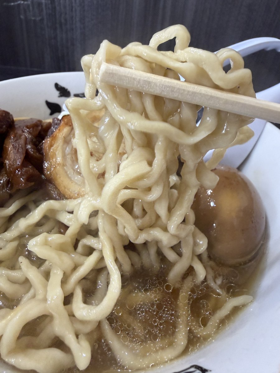 pg_naka's tweet photo. 自家製太麺渡辺
仙台市泉区市名坂新道

らー麺＋限定メンマ＋味玉＋辛みそ

閉店ギリギリ滑り込みで渡辺さんにお邪魔しました🍜
今日も最高に美味しいラーメンでした。
いつもお心遣いありがとうございます🙇‍♂️
完飲完食ご馳走さまでした♪ https://t.co/BJV7vGI7Jn