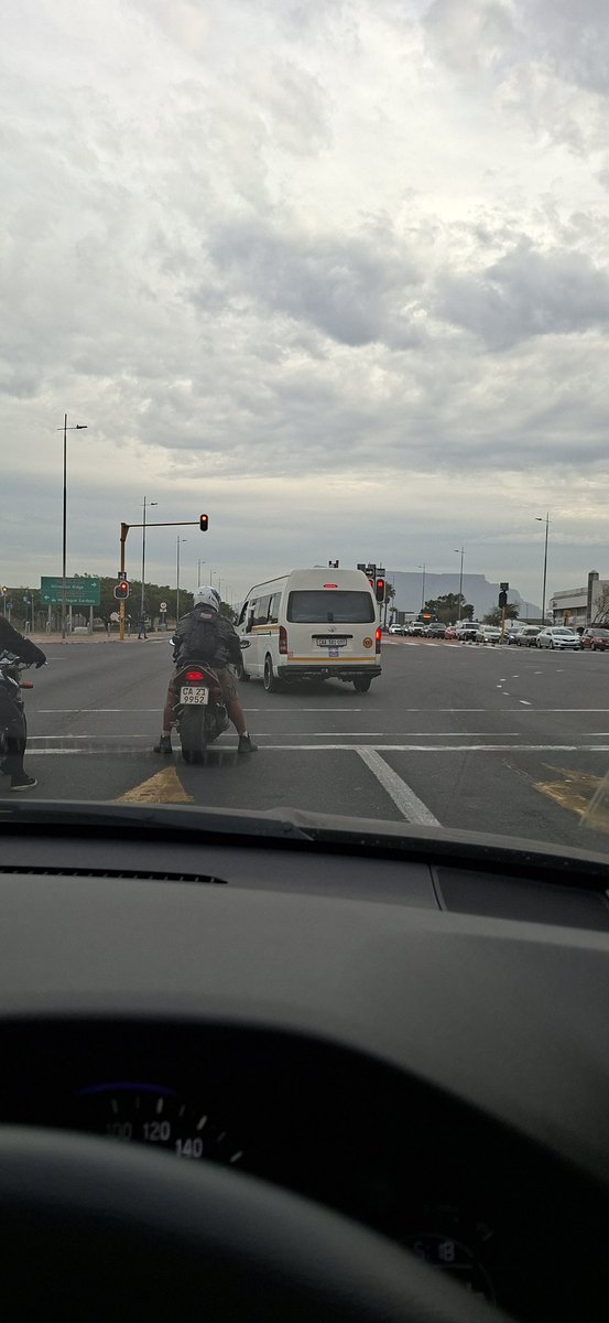 SylviaJ56's tweet image. Koeberg road taxi overtakes us in the R turning lane while us normies wait for the lights to change. #justanotherday @CityofCT @cpttraffic