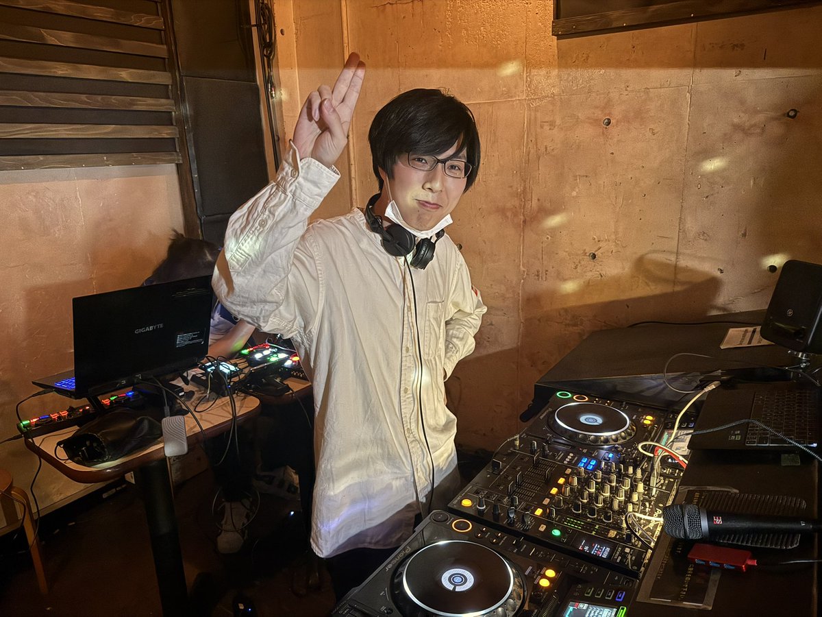 no_desERG's tweet photo. #no_des 
ラウンジ5番手DJ こたぱんち！

前の番手の流れを継承しつつ、どんな風に展開してくのか楽しみ🧐 https://t.co/kfCPUu9Qzh