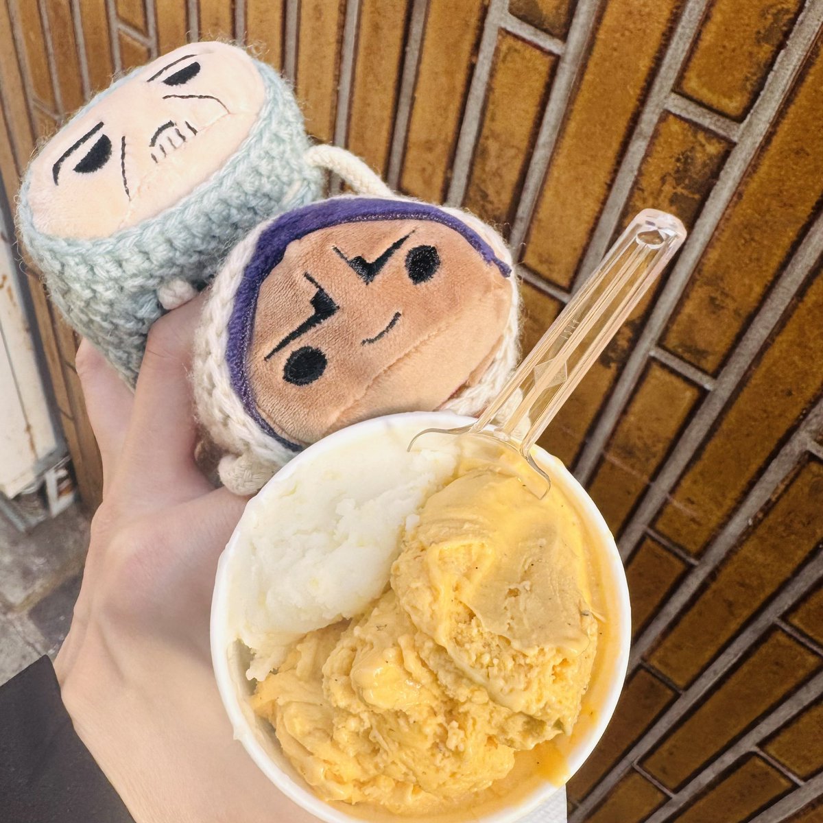 湯島のマンマミーアが開いているところにでくわしたから、すかさずジェラートを買ったぞ。後からどんどん行列が伸びたから早めに整理券取れてよかった。
のる島さんは不満げにのけぞってますが、鯉ちゃんはニコニコ。フレーバーはスパイシーバニラと瀬戸内レモン。