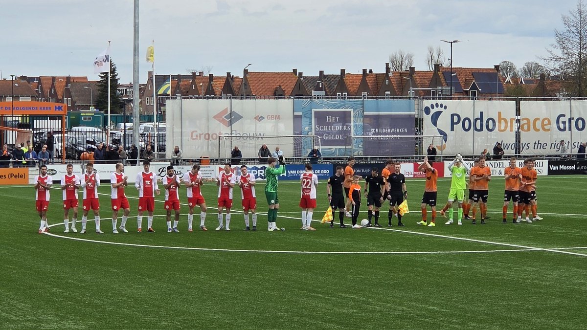 VVIJV's tweet photo. De 22 spelers staan op het veld en maken zich klaar voor de aftrap. Volendam gaat die aftrap nemen. #VOLIJS https://t.co/Q48XZcCSqp